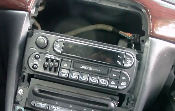 Chrysler Voyager ab 01.2002 Autoradio Blende 1-DIN 1 DIN Radioblende schwarz