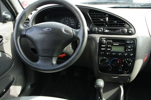 Ford-Fiesta-Radio-2002