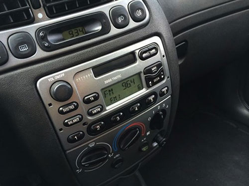 Ford-Fiesta-radio-2003