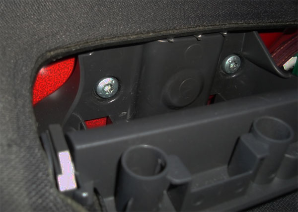 VW-Golf-V-Türverkleidung-zwei-Schrauben-unter-dem-Fensterheber