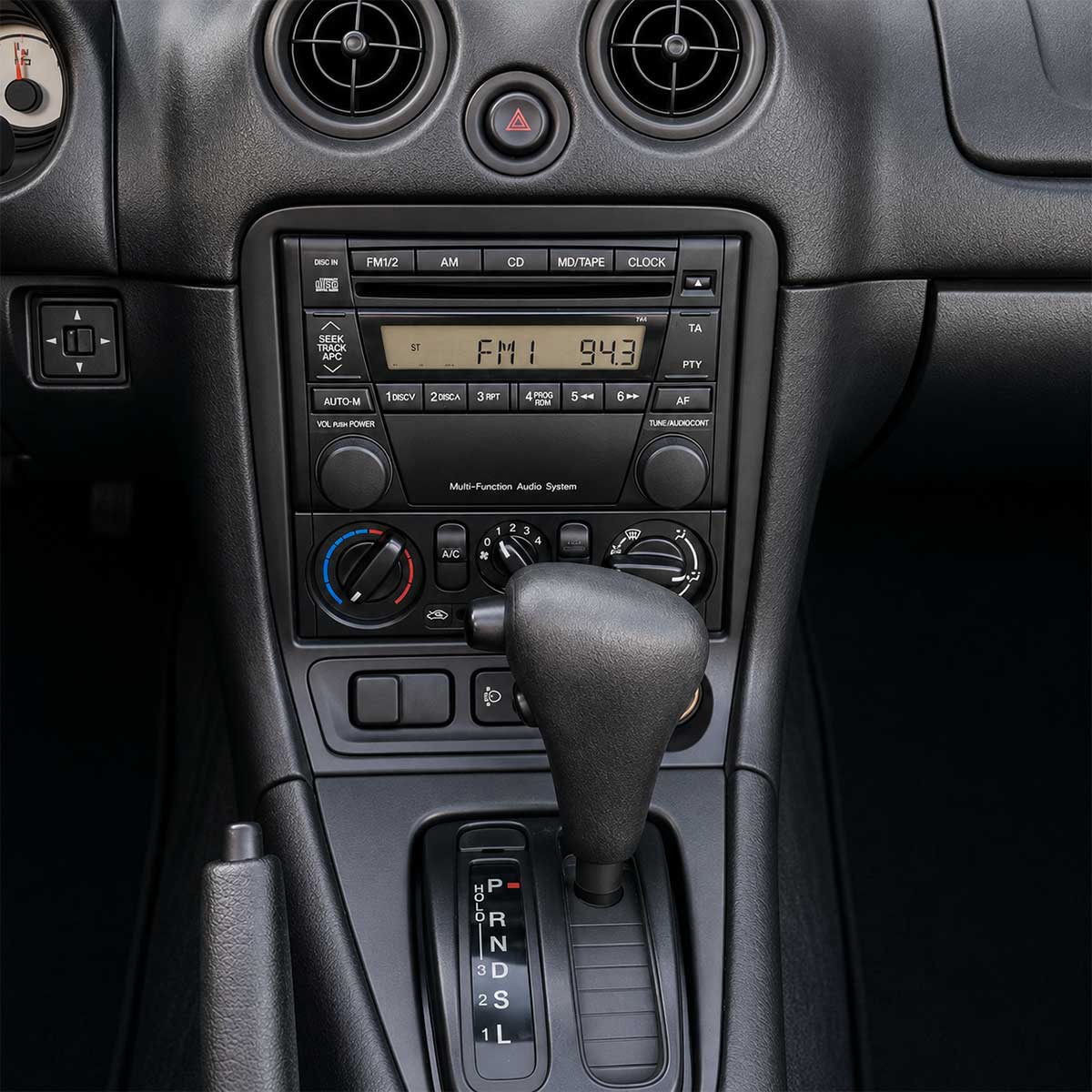 Mazda MX-5 Cockpit von 2001 bis 2005 mit originalem Werksradio und Mittelkonsole